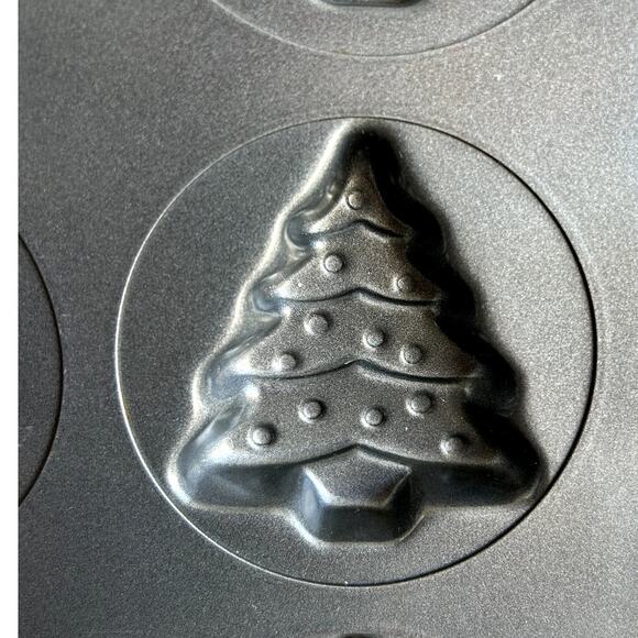 Wilton Non-Stick Cookie Pan Gingerbread Boy and Christmas Tree - Picture 8 of 8